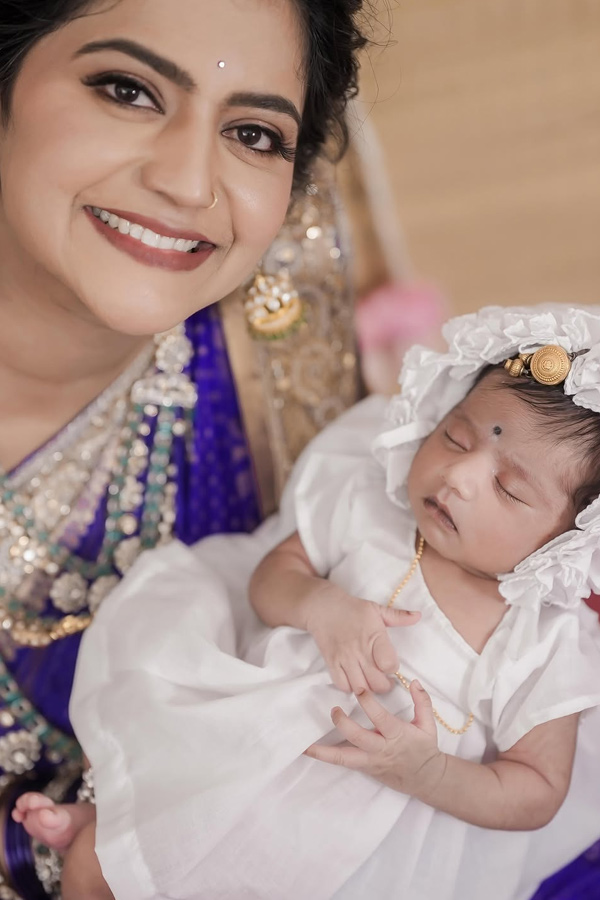  Anchor Shiva Jyothi Cute Moments with Her Daughter Photos15