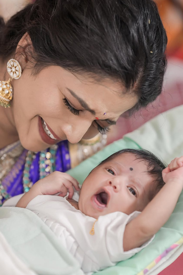  Anchor Shiva Jyothi Cute Moments with Her Daughter Photos16