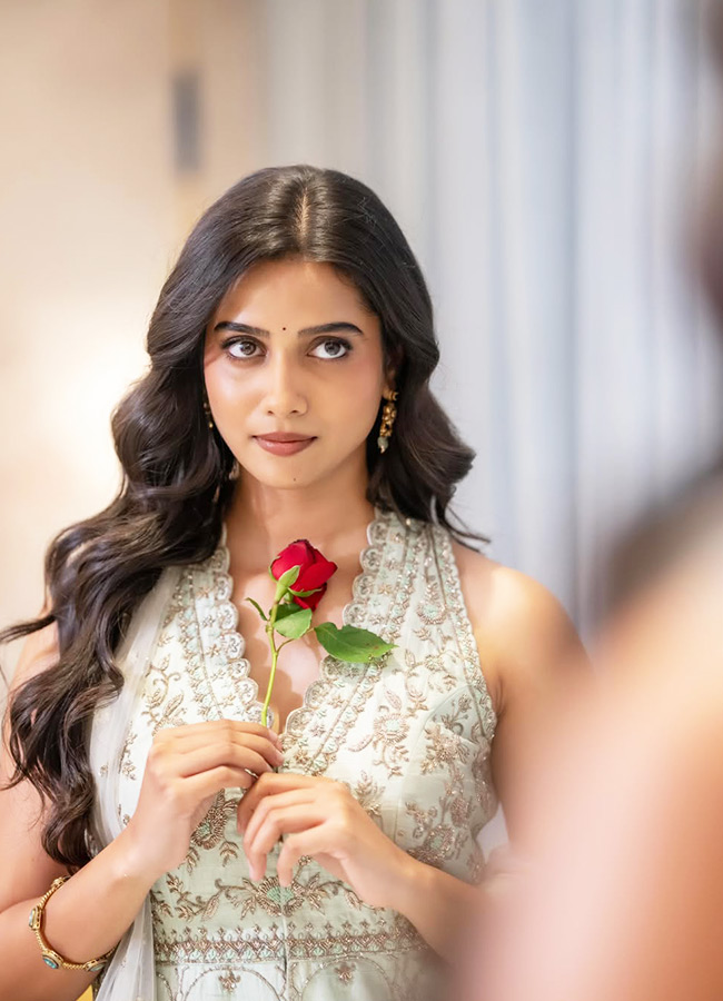 Mad Beauty Poses with a Rose Flower Stunning Photos2