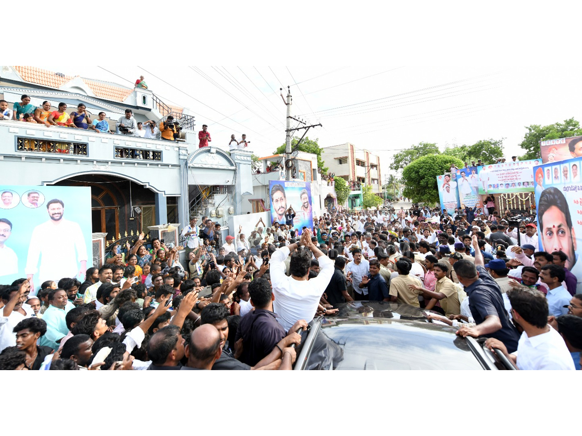 Ys Jagan Inaugurates Cc Roads In Yerragudipalle Pulivendula photos2