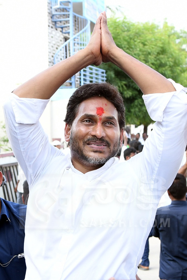 Ys Jagan Inaugurates Cc Roads In Yerragudipalle Pulivendula photos12