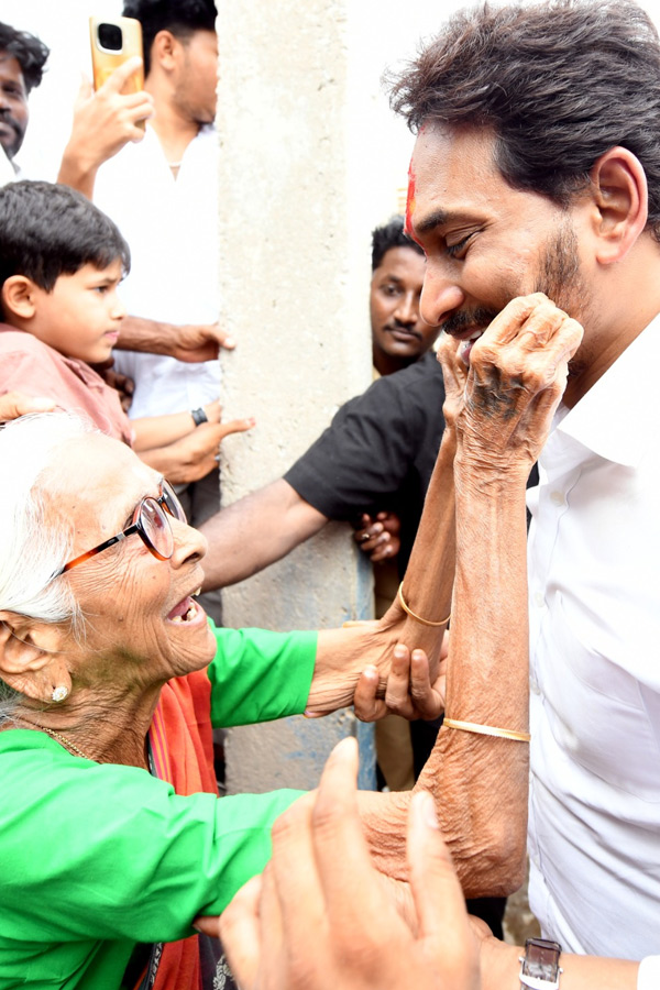 Ys Jagan Inaugurates Cc Roads In Yerragudipalle Pulivendula photos19