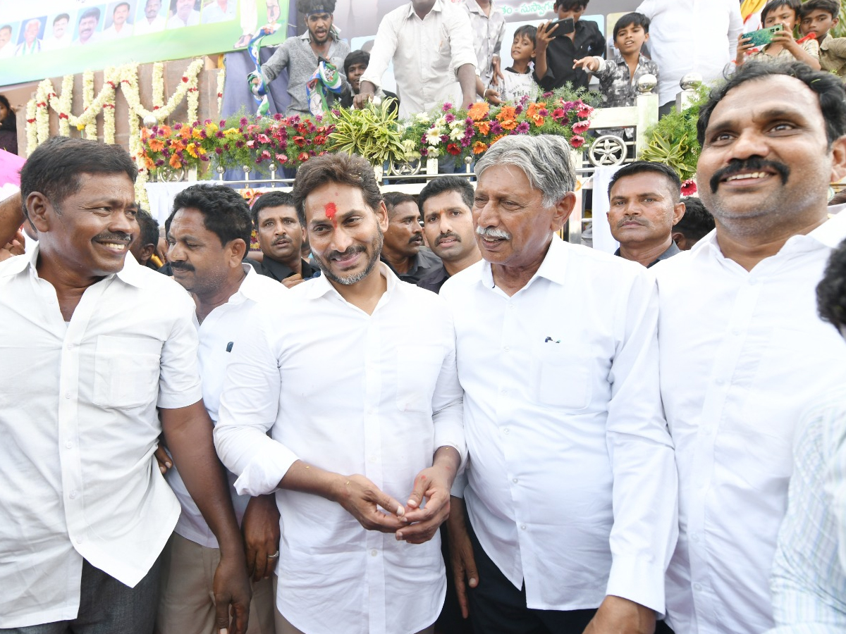 Ys Jagan Inaugurates Cc Roads In Yerragudipalle Pulivendula photos3