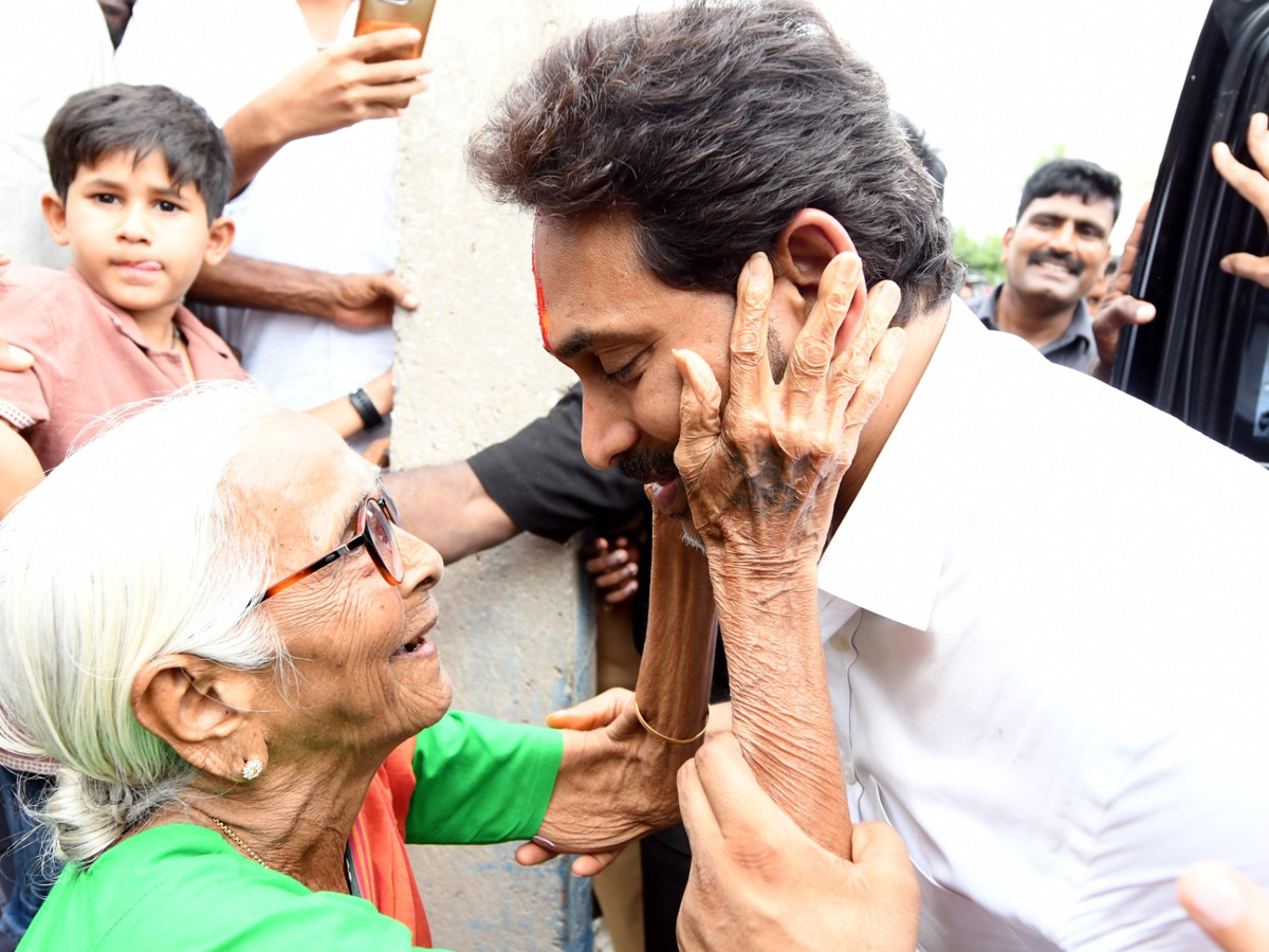 Ys Jagan Inaugurates Cc Roads In Yerragudipalle Pulivendula photos20
