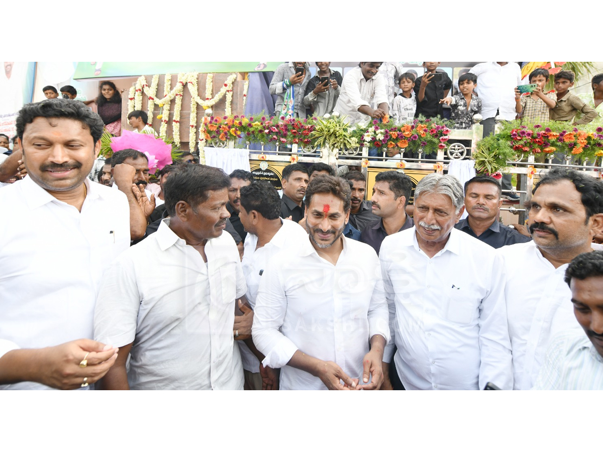 Ys Jagan Inaugurates Cc Roads In Yerragudipalle Pulivendula photos4