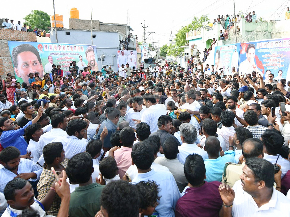 Ys Jagan Inaugurates Cc Roads In Yerragudipalle Pulivendula photos5