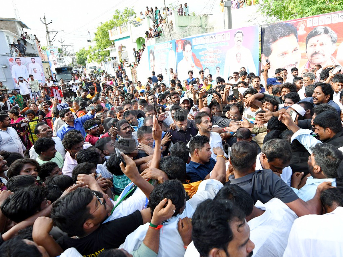 Ys Jagan Inaugurates Cc Roads In Yerragudipalle Pulivendula photos6