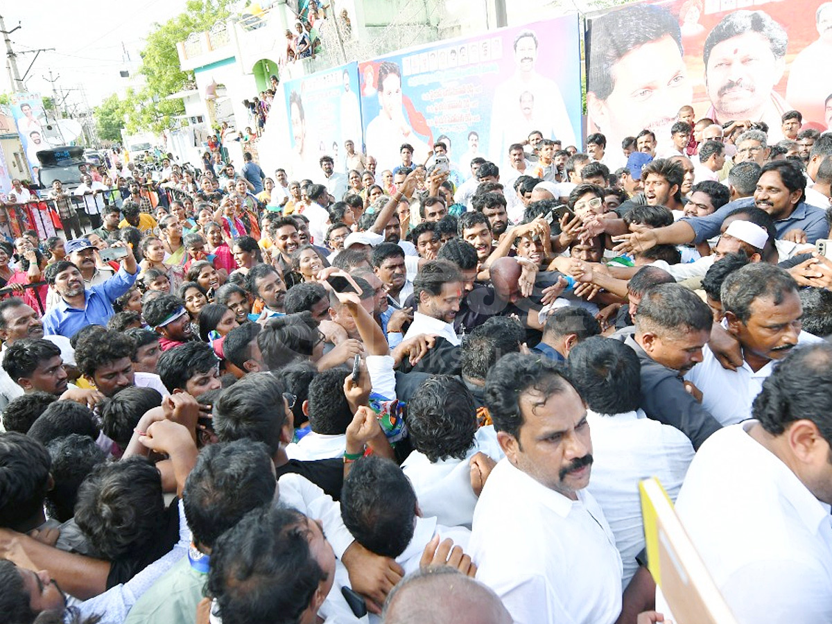 Ys Jagan Inaugurates Cc Roads In Yerragudipalle Pulivendula photos7