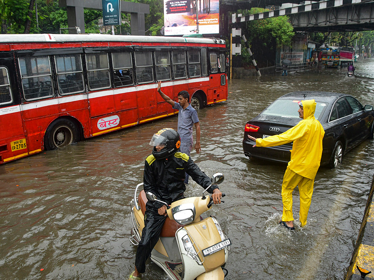 #MumbaiRains : Heavy Rains In Mumbai HD Photos24