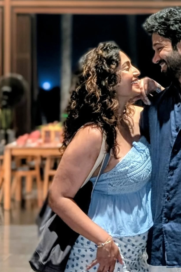Reba Monica John Flaunts Her Baby Bump Photos4