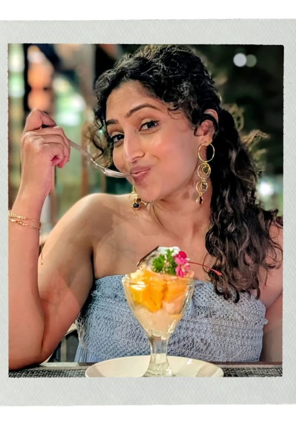 Reba Monica John Flaunts Her Baby Bump Photos7