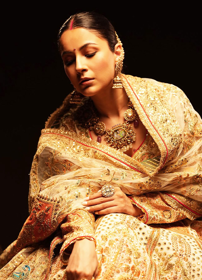 Shehnaaz Gill served a royal glamour In golden Anarkali suit4