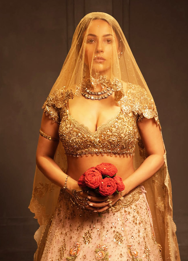 Shehnaaz Gill served a royal glamour In golden Anarkali suit6