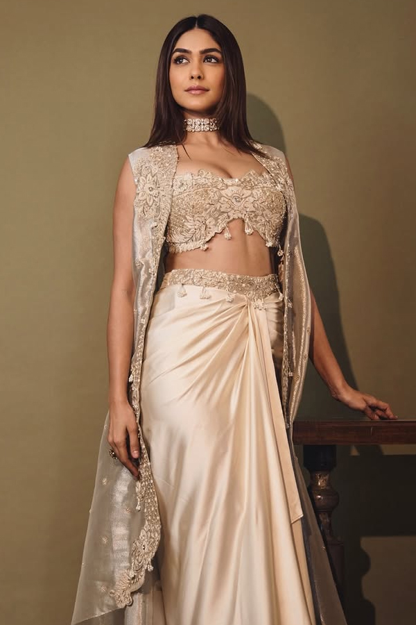 Actress Mrunal Thakur Beautiful Photos11