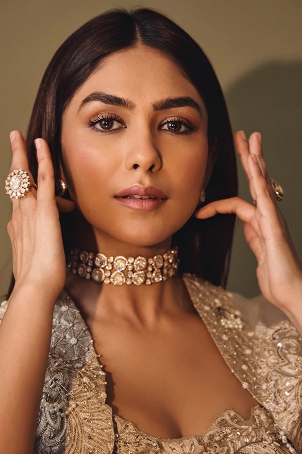 Actress Mrunal Thakur Beautiful Photos12