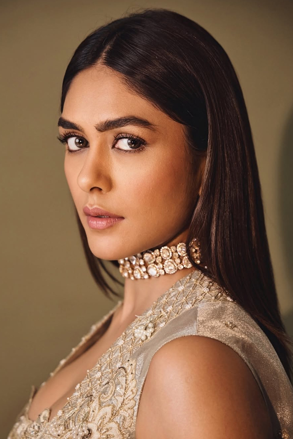 Actress Mrunal Thakur Beautiful Photos5