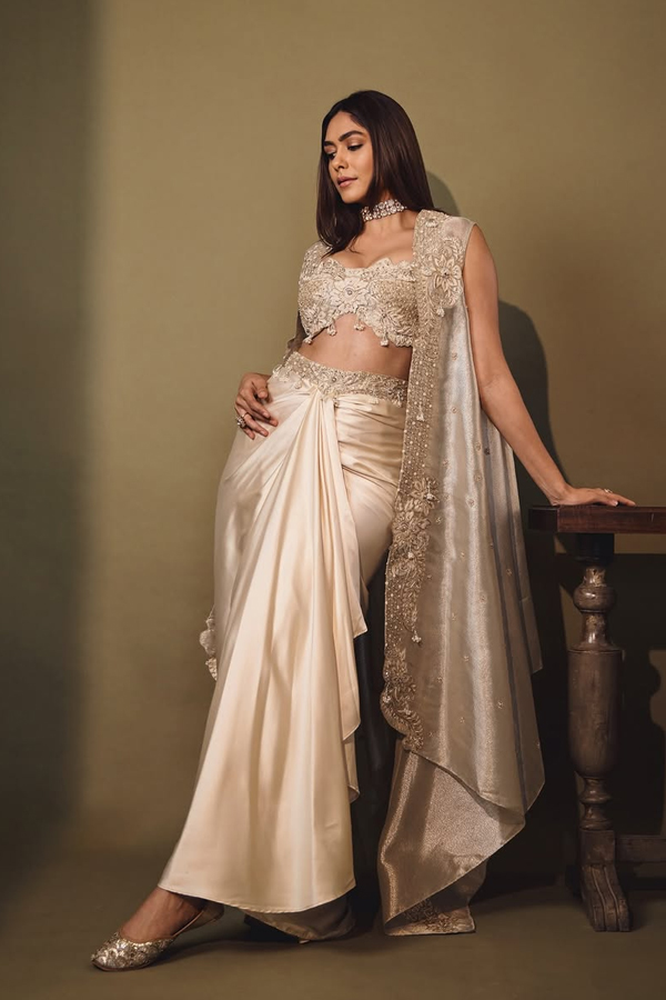Actress Mrunal Thakur Beautiful Photos6