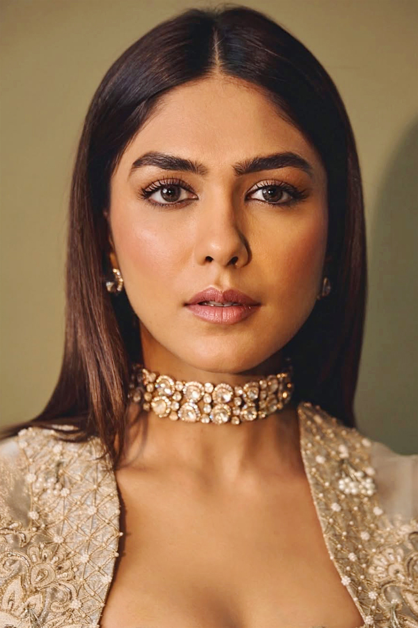 Actress Mrunal Thakur Beautiful Photos8