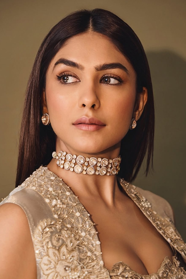 Actress Mrunal Thakur Beautiful Photos10