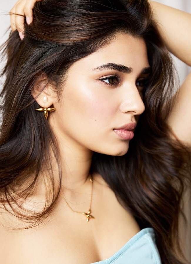 Uppena Beauty Krithi Shetty Latest Glamorous Looks: Photos...7