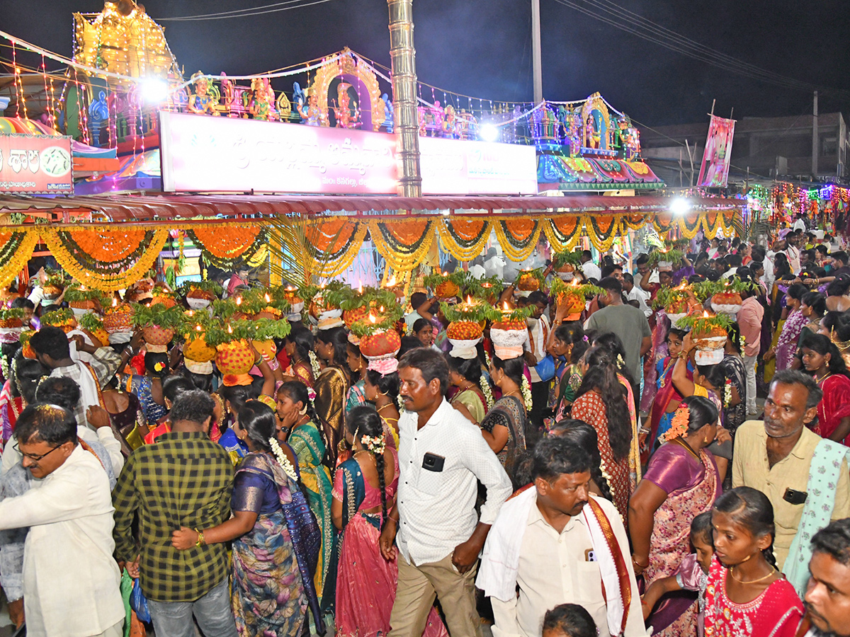 Nalgonda : Women offer Bonam to Goddess Yellamma5