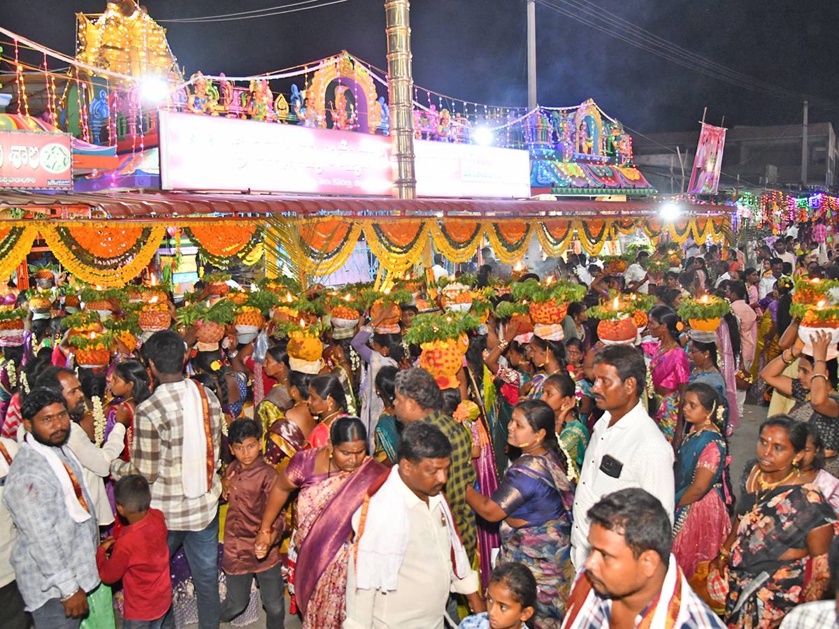 Nalgonda : Women offer Bonam to Goddess Yellamma6