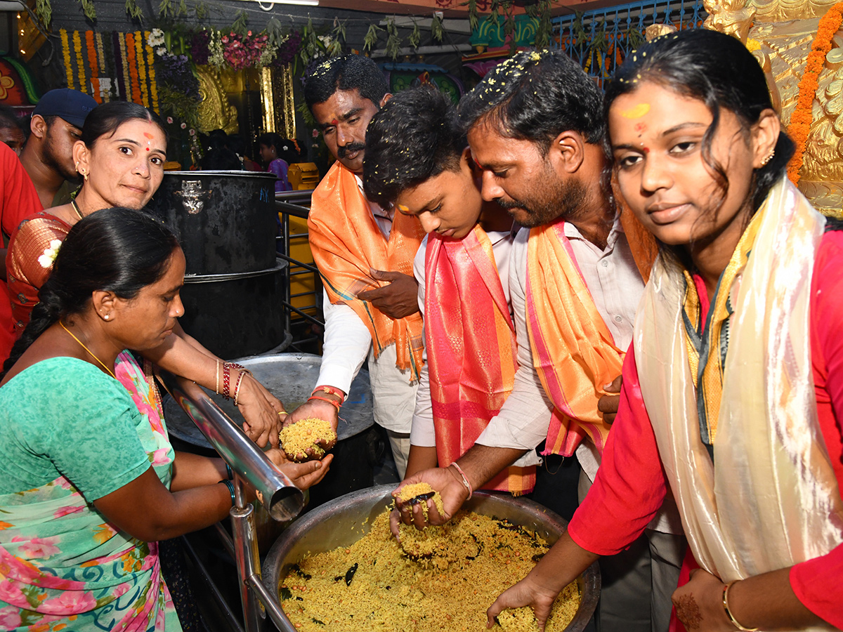 Nalgonda : Women offer Bonam to Goddess Yellamma9