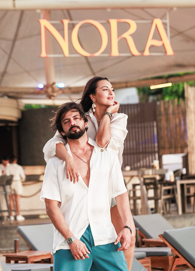 Celebrity Couple Enjoys a Beach Vacation in Thailand Photos...6
