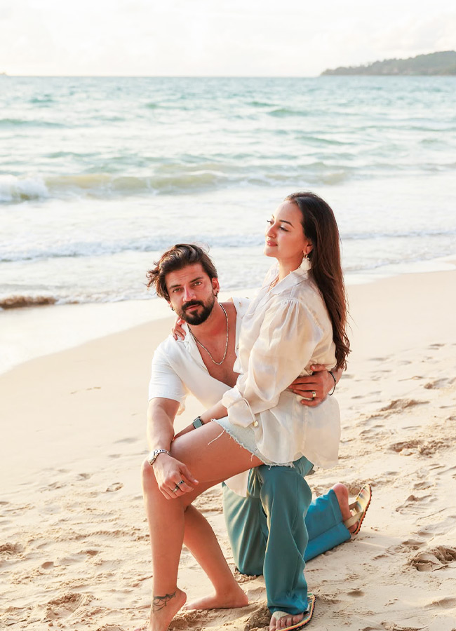 Celebrity Couple Enjoys a Beach Vacation in Thailand Photos...7
