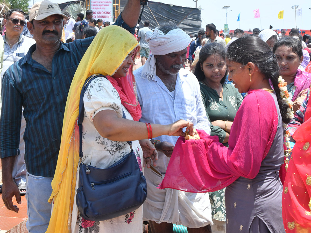 Huge crowds Bara Shaheed Dargah to celebrate Rottela Panduga in Nellore11