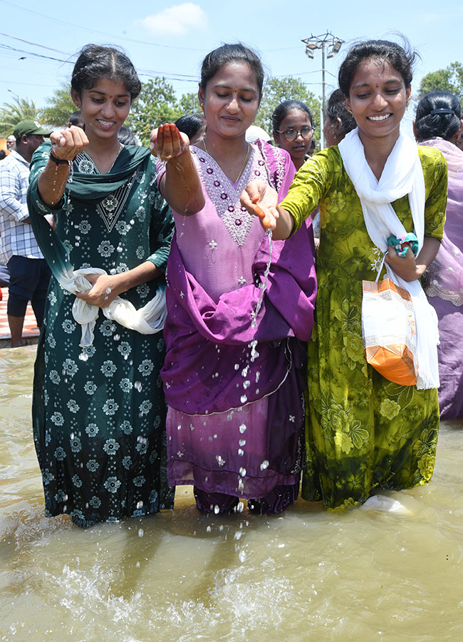 Huge crowds Bara Shaheed Dargah to celebrate Rottela Panduga in Nellore12