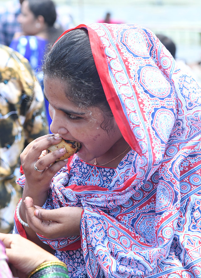 Huge crowds Bara Shaheed Dargah to celebrate Rottela Panduga in Nellore14