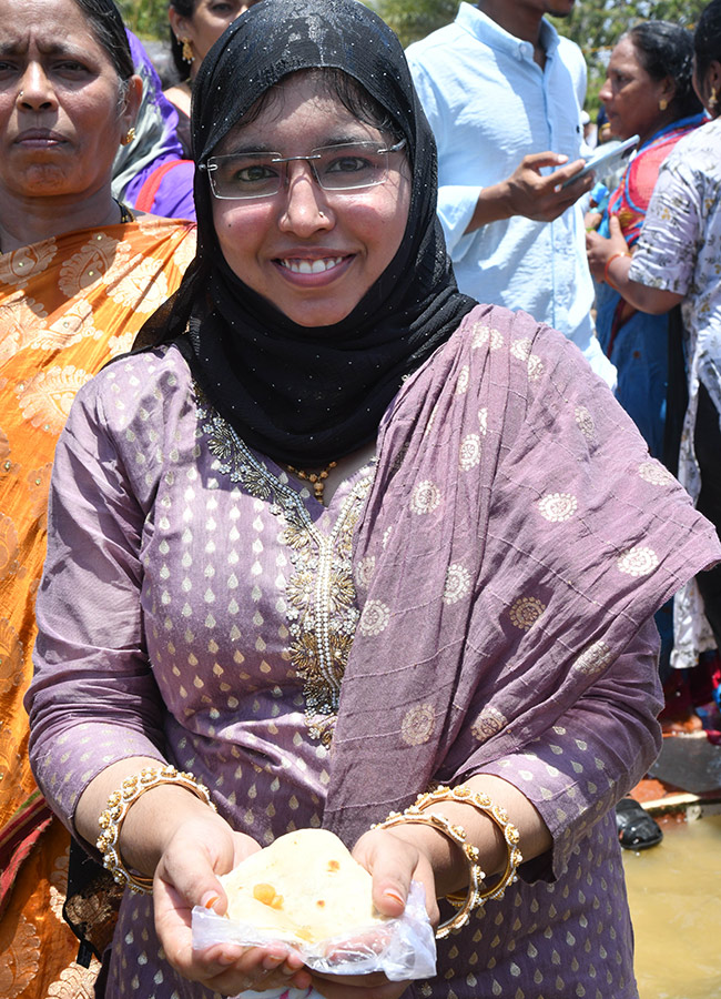 Huge crowds Bara Shaheed Dargah to celebrate Rottela Panduga in Nellore15