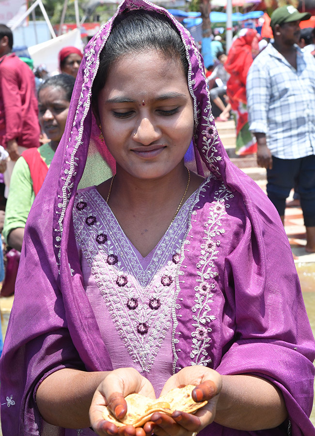 Huge crowds Bara Shaheed Dargah to celebrate Rottela Panduga in Nellore16