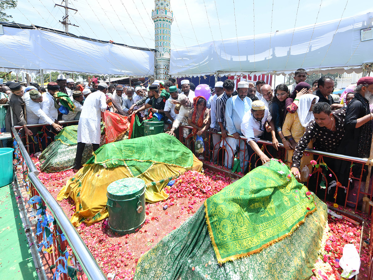Huge crowds Bara Shaheed Dargah to celebrate Rottela Panduga in Nellore19