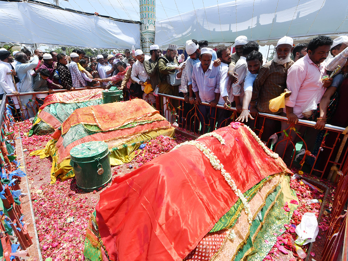 Huge crowds Bara Shaheed Dargah to celebrate Rottela Panduga in Nellore20