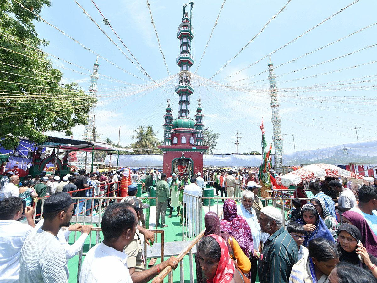 Huge crowds Bara Shaheed Dargah to celebrate Rottela Panduga in Nellore23