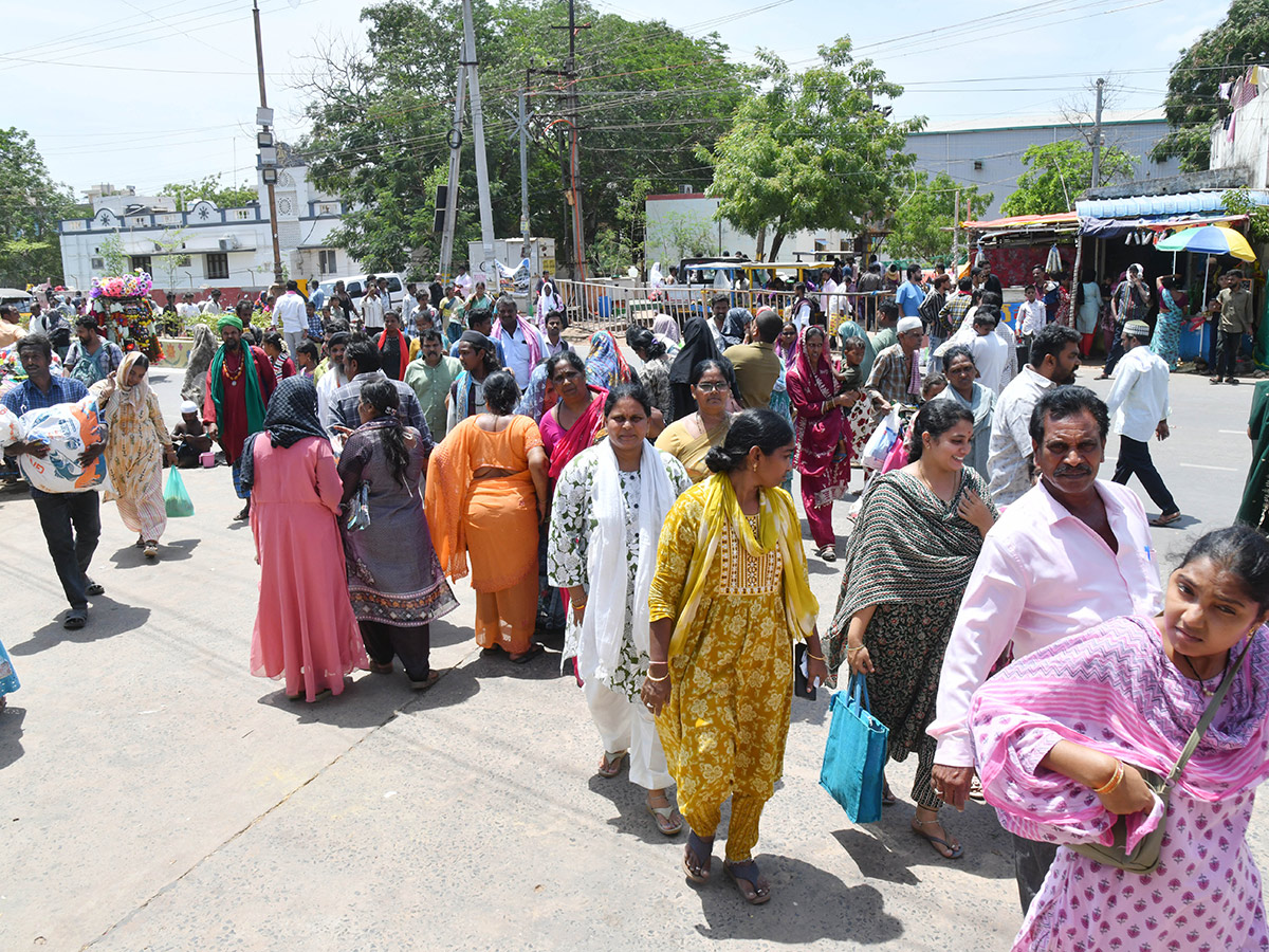 Huge crowds Bara Shaheed Dargah to celebrate Rottela Panduga in Nellore24