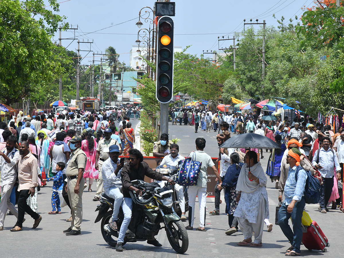 Huge crowds Bara Shaheed Dargah to celebrate Rottela Panduga in Nellore25