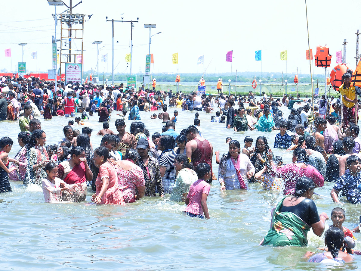 Huge crowds Bara Shaheed Dargah to celebrate Rottela Panduga in Nellore26