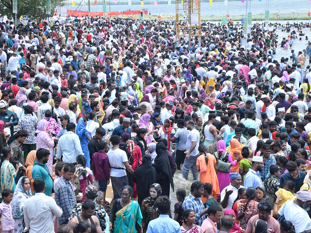 Huge crowds Bara Shaheed Dargah to celebrate Rottela Panduga in Nellore3