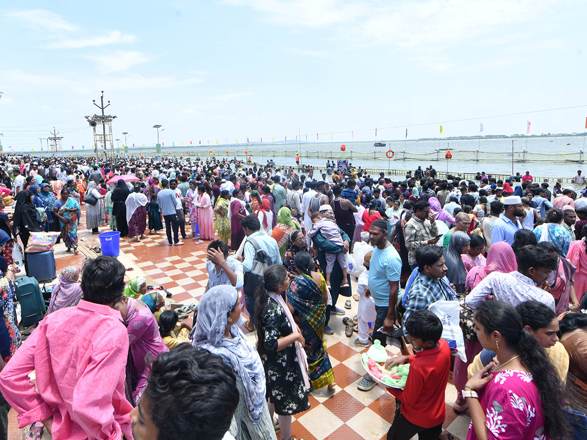Huge crowds Bara Shaheed Dargah to celebrate Rottela Panduga in Nellore4