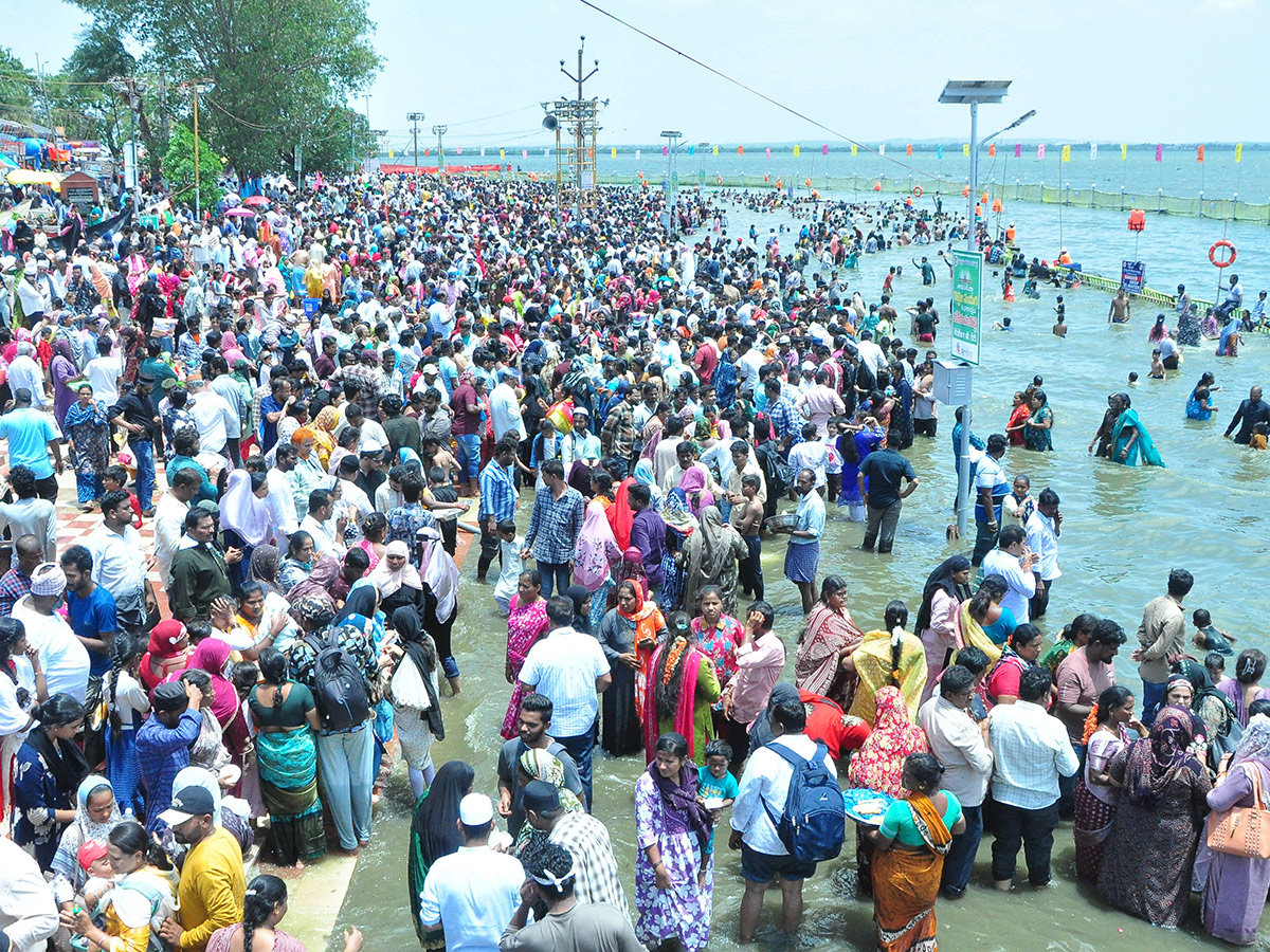 Huge crowds Bara Shaheed Dargah to celebrate Rottela Panduga in Nellore5