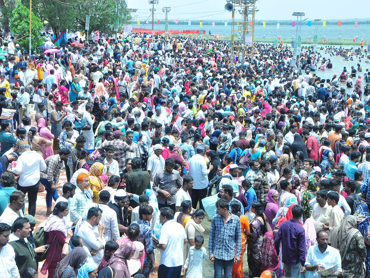 Huge crowds Bara Shaheed Dargah to celebrate Rottela Panduga in Nellore6