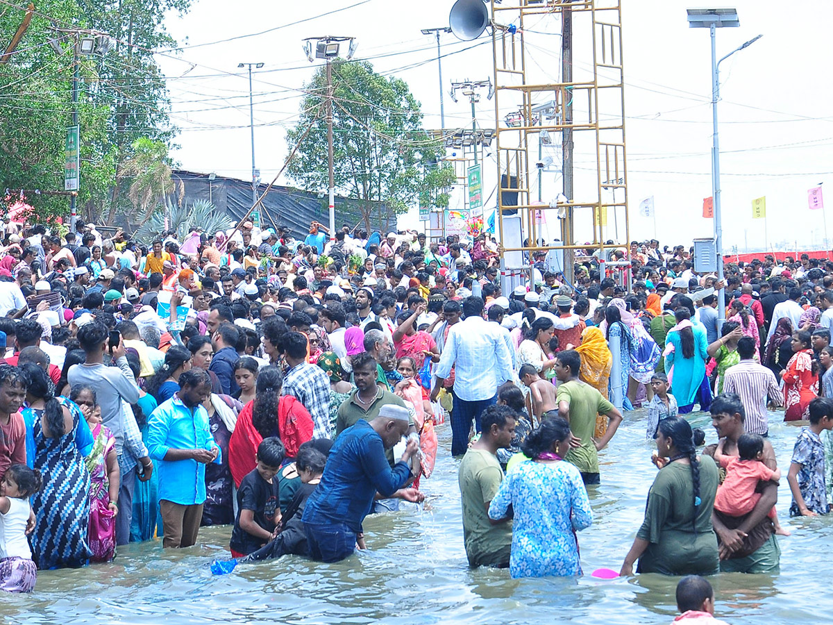 Huge crowds Bara Shaheed Dargah to celebrate Rottela Panduga in Nellore7