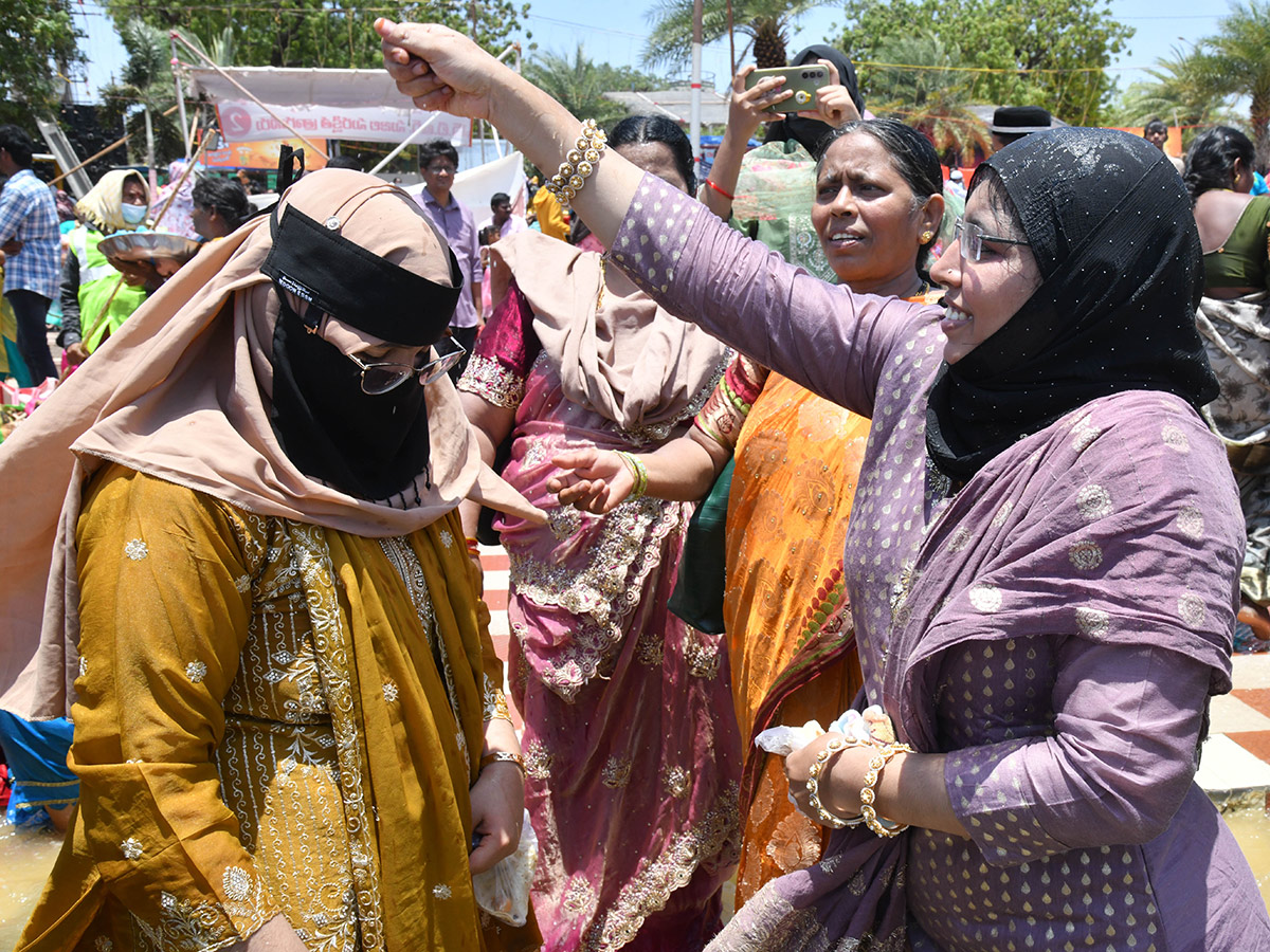 Huge crowds Bara Shaheed Dargah to celebrate Rottela Panduga in Nellore9