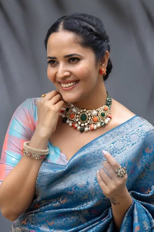 Anasuya Bharadwaj Looks Most Beautiful In Saree Photos11