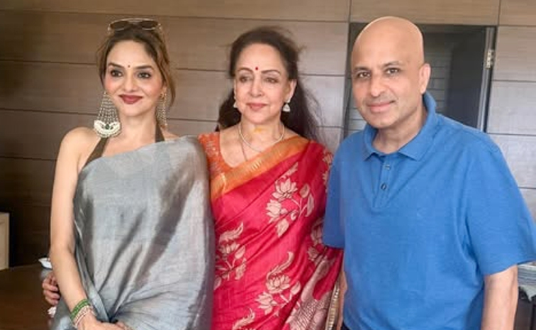 Actress Madhubala special moments With Family Photos2