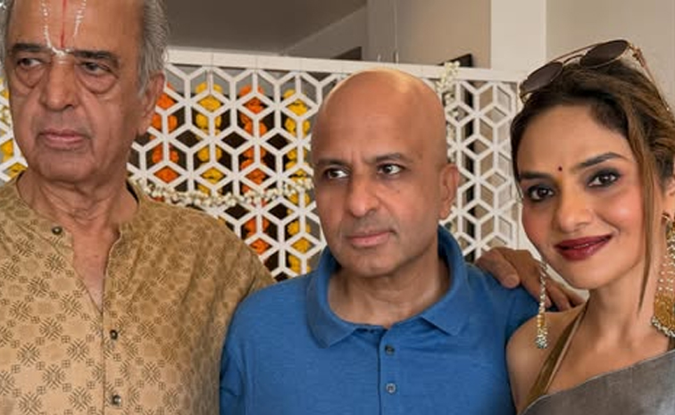 Actress Madhubala special moments With Family Photos5