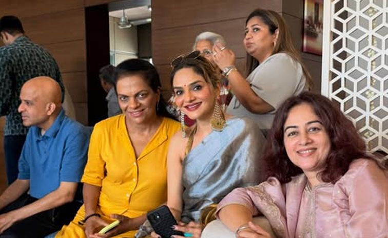 Actress Madhubala special moments With Family Photos8